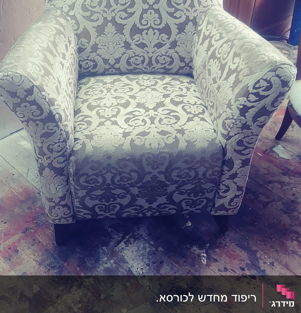 כורסה מרופדת בדוגמת פרחים על רצפה מעץ